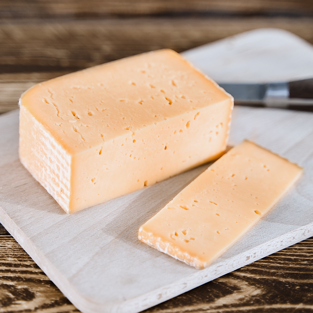 Käse geschnitten und am Stück 