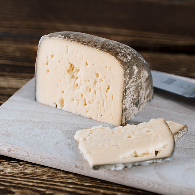 Käse aufgeschnitten und am Stück 