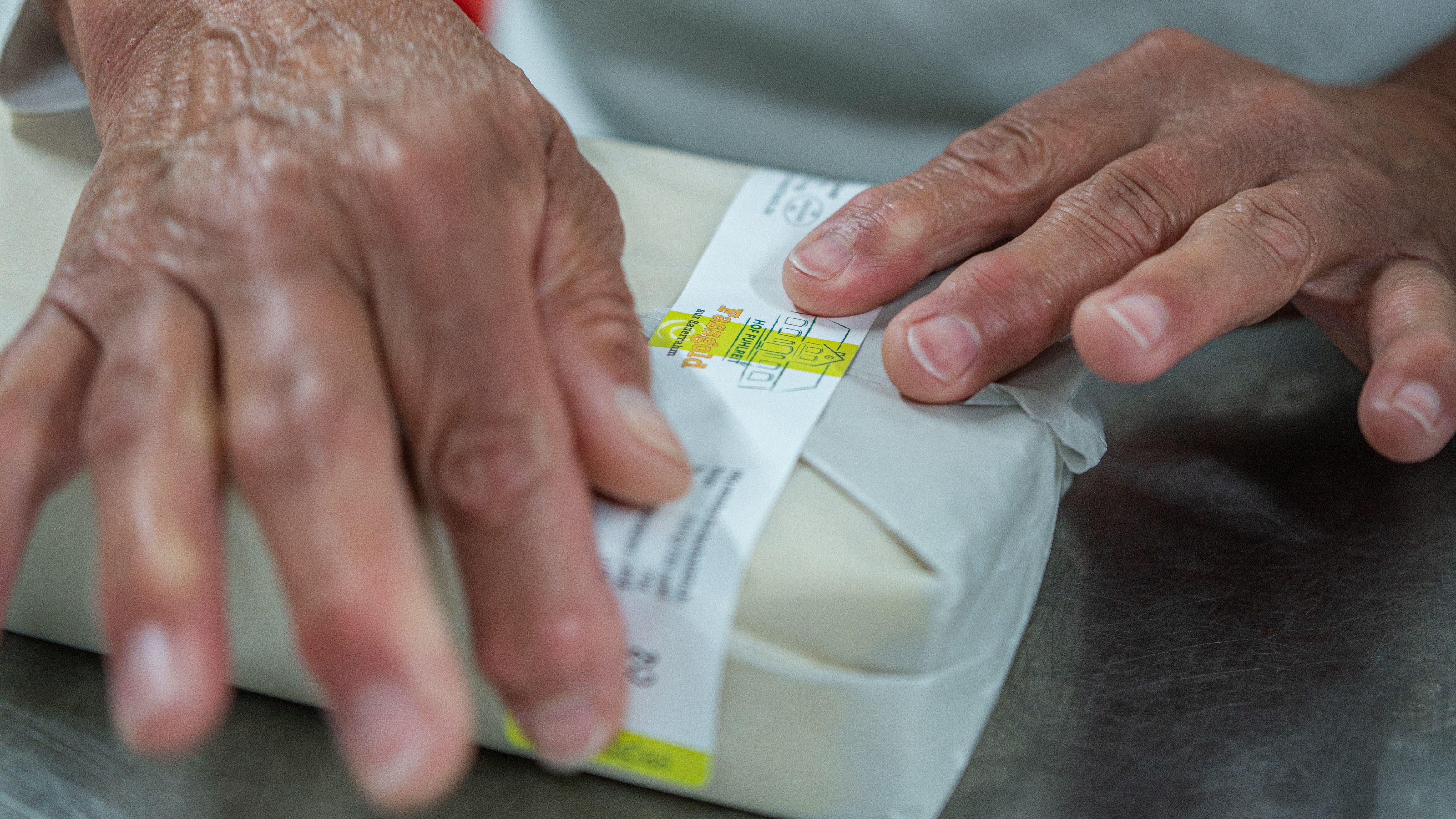 Butter wird verpackt